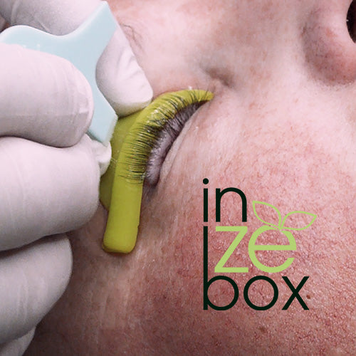 Applicateur Omega inZEbox: permet une mise en place des cils, sur le pad silicone de Rehaussement de cils